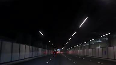 中国横店隧道行驶的车辆高速夜晚视频的预览图